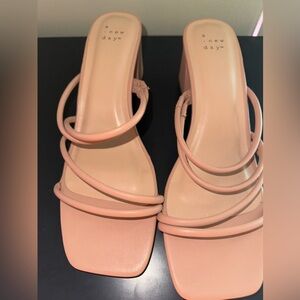 🌼(3/$15)Chunky heel sandals NWOT